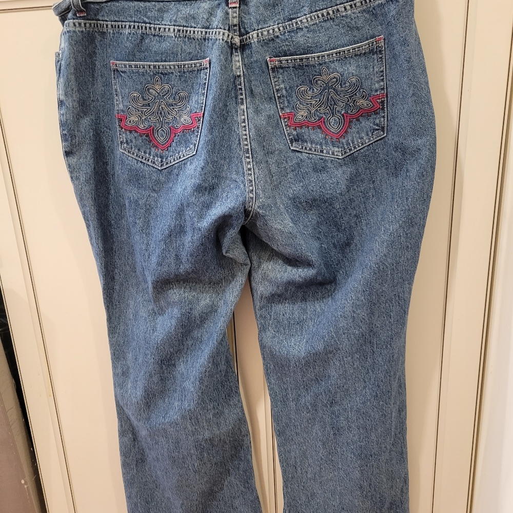 AVENUE BLUES EMBELLISHED SLIGHTLY DISTRESSED JEANS SIZE 18 BLUE